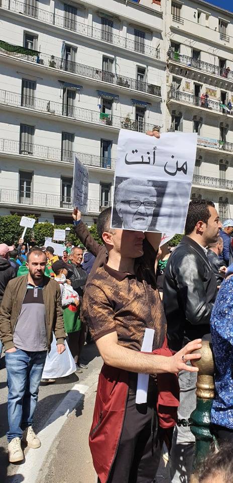 Young man protesting Who are you Image Presse Algerie
