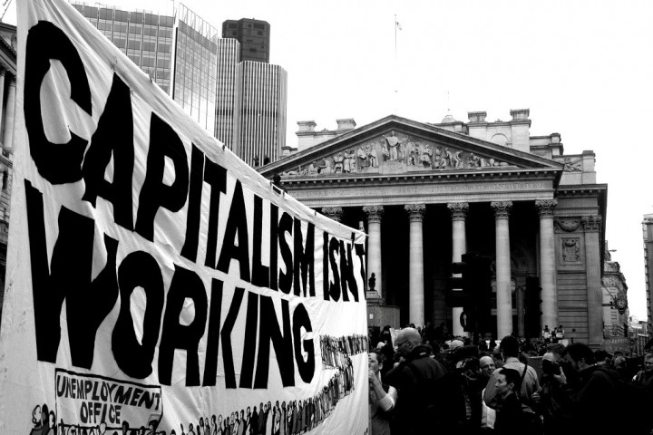 一切过去曾推动资本主义的因素都在为社会经济灾难铺路。//图片来源：英国《社会主义呼唤报》
