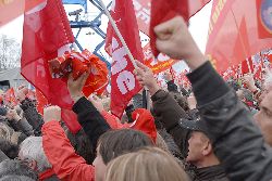 The Internationale being sung at rally. Photo: Khomille