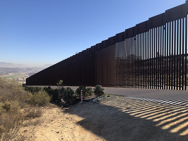 Border wall Image Amyyfory Wikimedia Commons