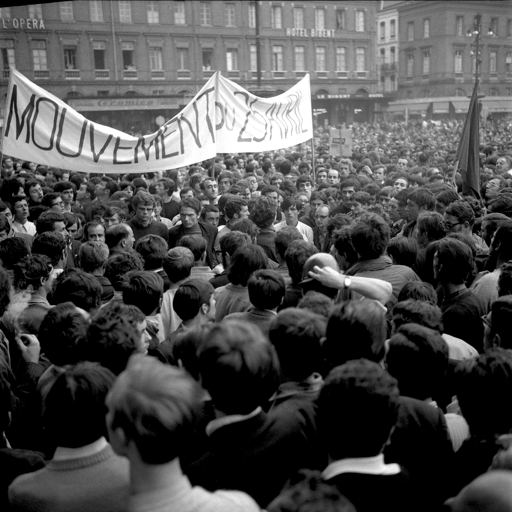 1968年5月24日，图卢兹首都外的示威游行。