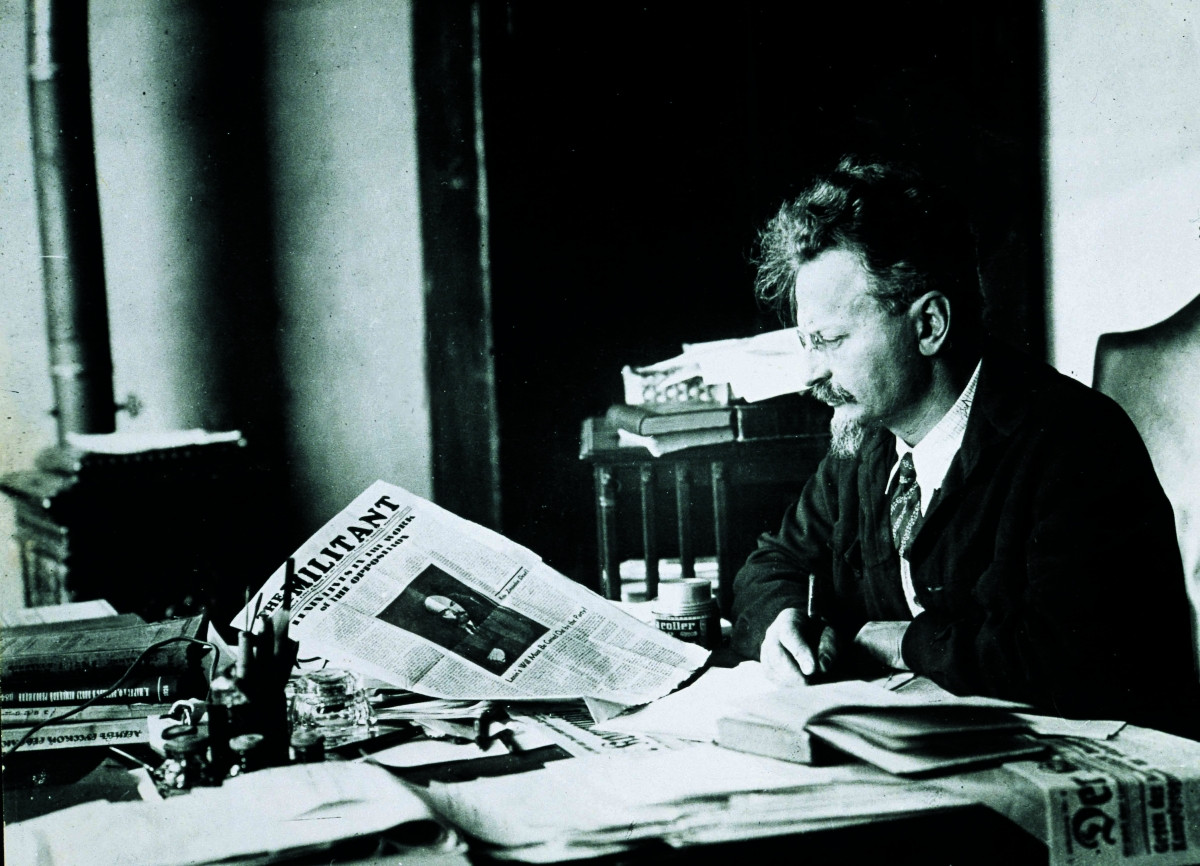 Trotsky reading Image public domain