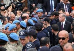 Riot police and gendarmes surrounded Erdogan in Soma