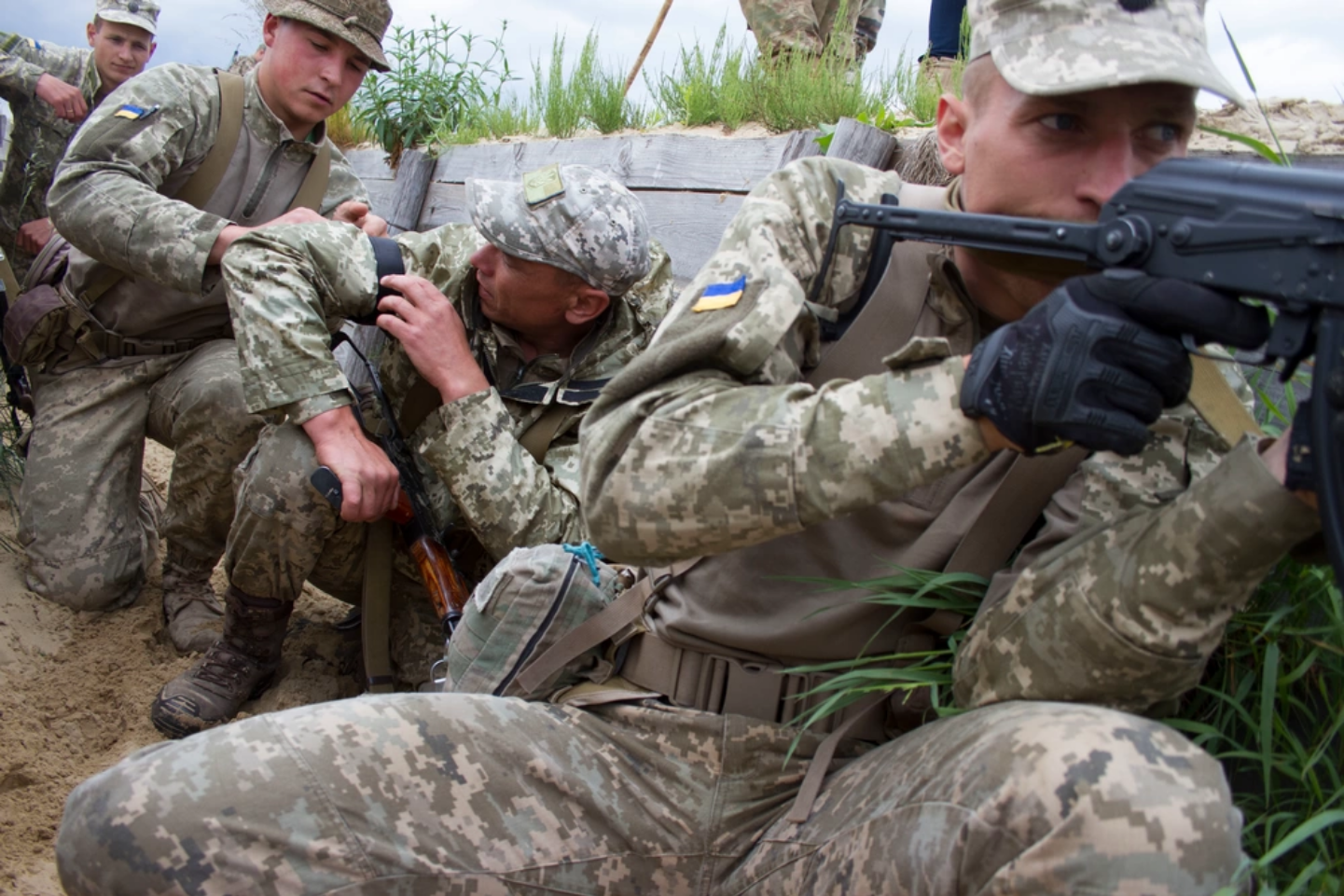 Ukraine soldiers trench Image public domain
