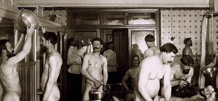 在革命前，同性恋亚文化已经存在于俄国，主要环绕于如图中的圣彼得堡澡堂（摄于1910年）。然而反同法令的实施多半偏袒资产阶级人士。//图片来源：公共领域