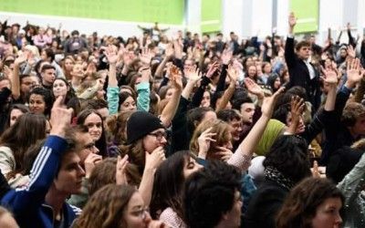 支持黄背心的激进决议案在法国各地的学生大会里都被通过/图片来源：南泰尔马克思主义学会