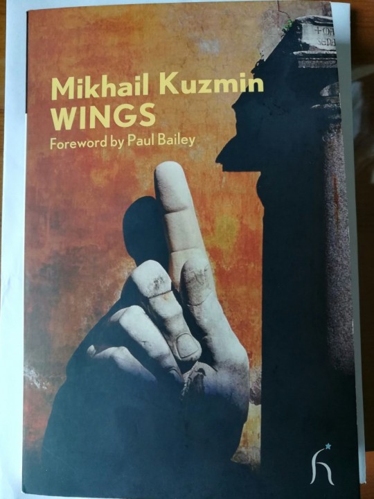 库兹明于1906年出版的著作《羽翼》叙述了一名俄国青少年探索自己通信倾向的故事。//图片来源：公有领域