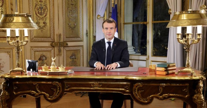 欧洲温和派的“救世主”，被证明是“穿新衣服的国王”，甚至连金色的办公桌都无法掩饰他的政治裸体/图片来源：Révolution