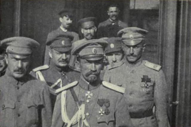 科尔尼洛夫（Kornilov）将军和他的参谋人员。//图片来源：维基共享资源
