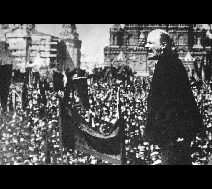 列宁在一世纪前就解释到了群众运动永远不会是“纯洁的”。工人运动必须要与群众运动连结并将其引导至社会主义/图片来源：公有领域
