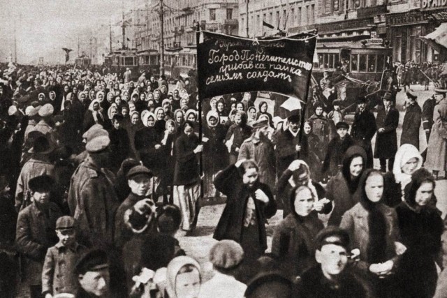 彼得格勒女纺织工人罢工。//图片来源: 维基共享资源