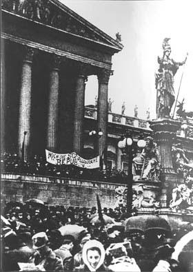 Demonstration in front of Parliament in 1918