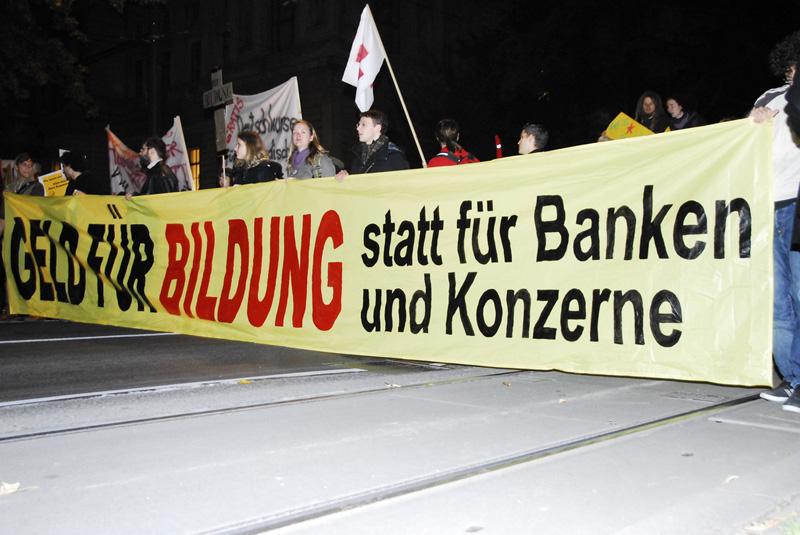 Demonstration on October 28 in Vienna: “Money for education not for the banks and big business”. Photo by #unibrennt on flickr.