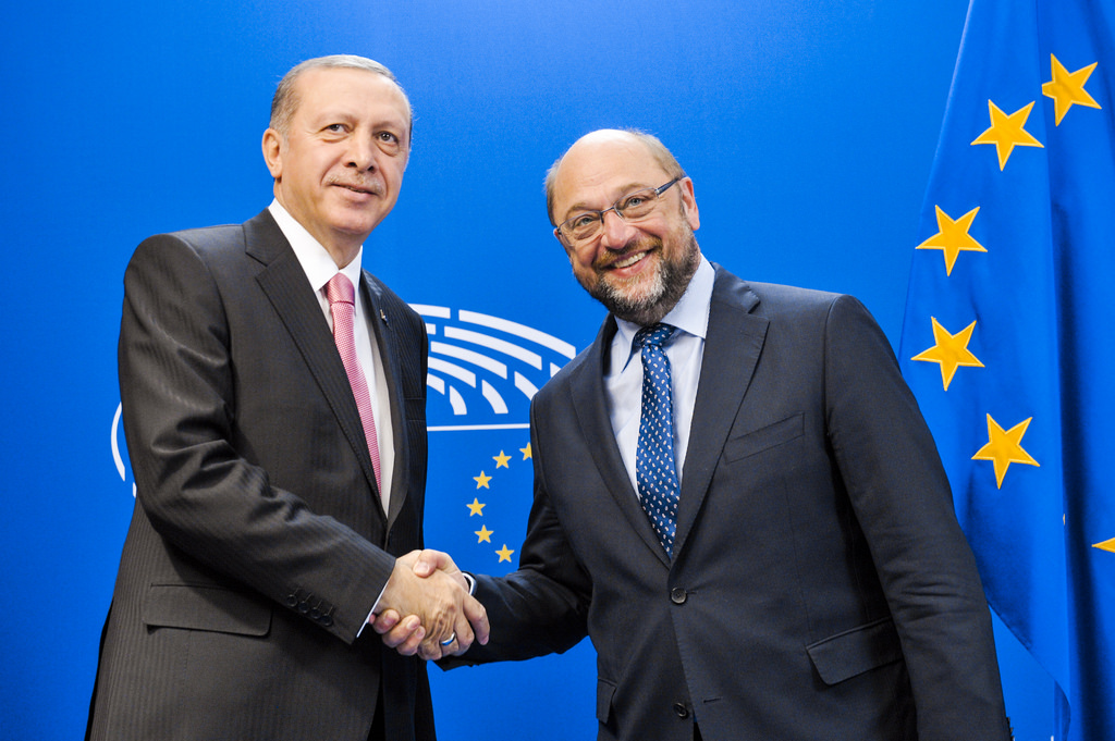 Martin Schulz shaking hands with Turkeys right wing President Erdoğan Image Flickr Martin Schulz