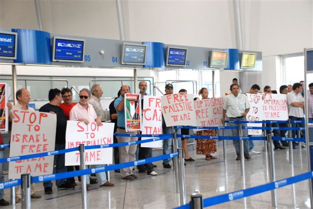 Workers organized by PAME picketed the EL’AL check-in counter, preventing flight 542 from Athens to Tel-Aviv from boarding