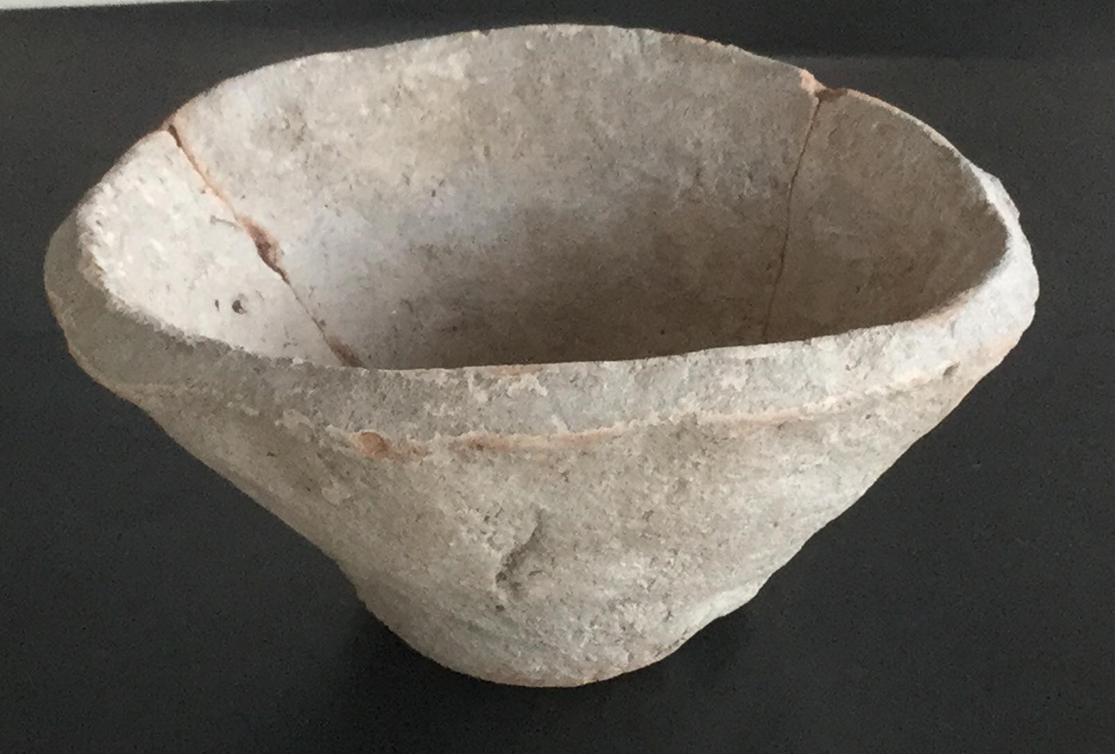  与中精心制作的碗和花瓶相比，乌鲁克最常见 的陶瓷制品是粗糙的“斜边碗”。但其并不像 它看起来的那样是退步了。乌鲁克繁荣昌盛， 它的陶工正忙于创造历史上第一个批量生产的 物品。//图片来源：Schauschgamuwa