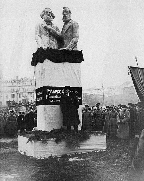 Lenin statue speech 1918 Image public domain