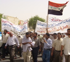 Kareem Johi (centre) handling leaflets at an October 2008 demonstration