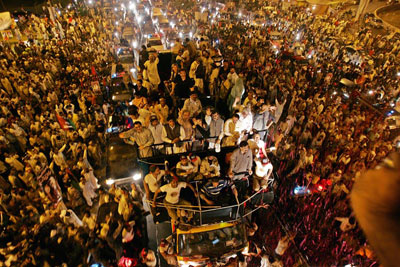 Benazir Bhutto returning and greeted by millions